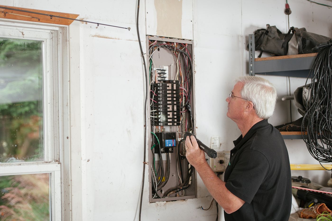 Elektriker pris — elektriker arbejder i gruppetavle i en bolig