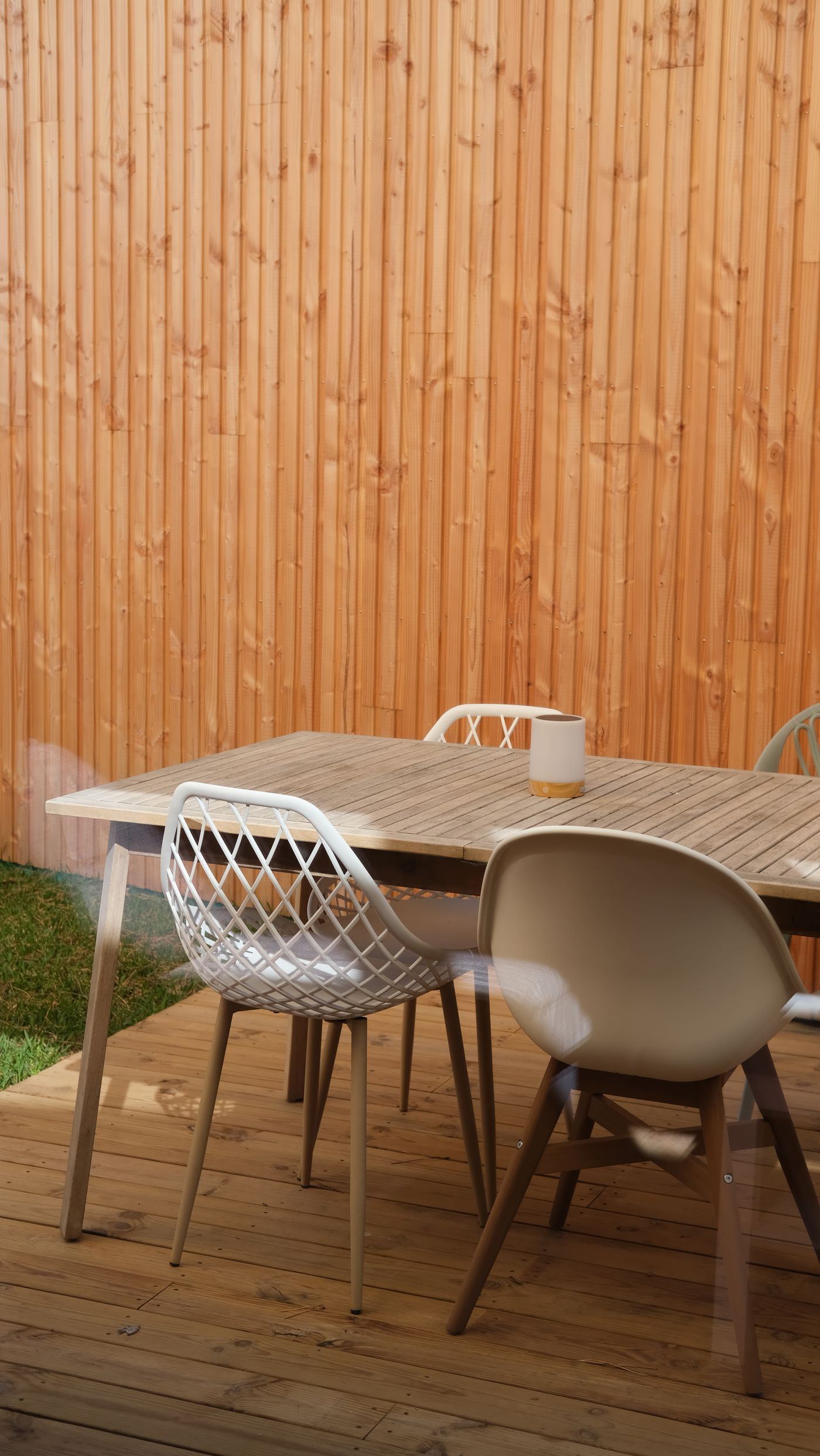 Terrasse pris — trædækket terrasse med havemøbler