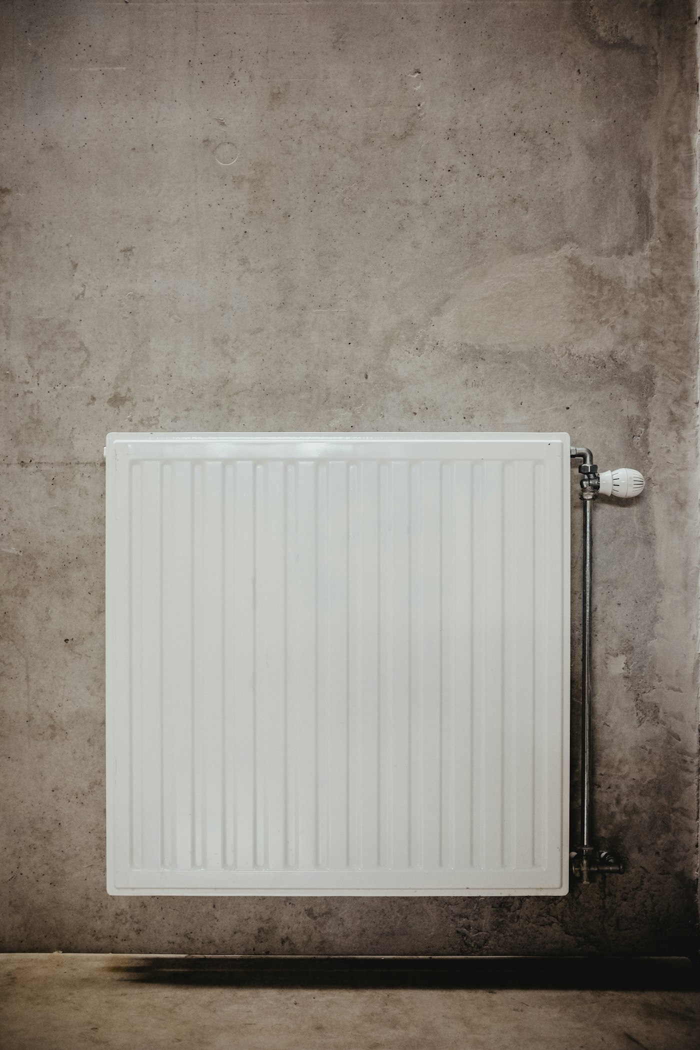 Radiatorpanel monteret på væg