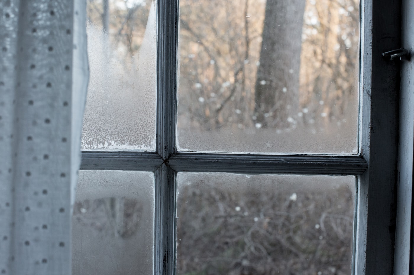 Vindue med gardin i dansk hjem
